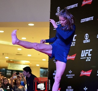 Karolina Kowalkiewicz feet photo thumbnail