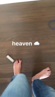 Emily Osment feet photo thumbnail