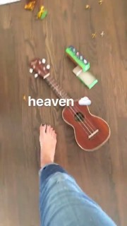 Emily Osment feet photo thumbnail