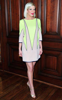 Tori Spelling feet photo thumbnail
