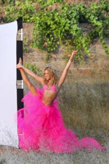 Shakira feet photo thumbnail