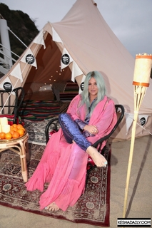 Kesha feet photo thumbnail