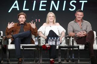 Dakota Fanning feet photo thumbnail