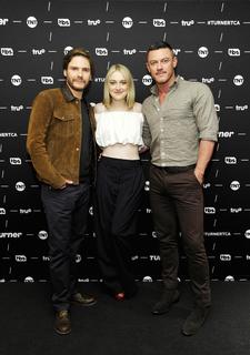 Dakota Fanning feet photo thumbnail