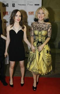 Drew Barrymore feet photo thumbnail