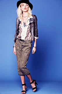 Martha Hunt feet photo thumbnail