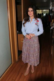 Zareen Khan feet photo thumbnail