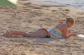 Hayden Panettiere feet photo thumbnail