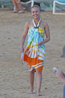 Hayden Panettiere feet photo thumbnail