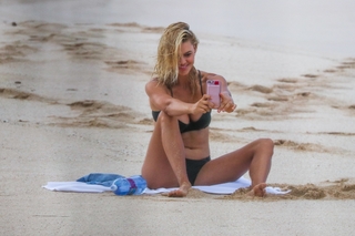 Kelly Rohrbach feet photo thumbnail
