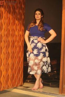 Zareen Khan feet photo thumbnail