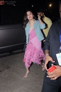 Alia Bhatt feet photo thumbnail