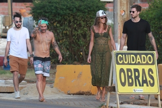 Izabel Goulart feet photo thumbnail
