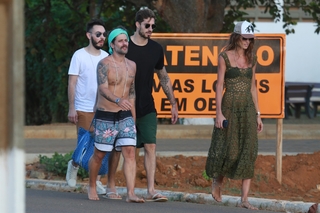 Izabel Goulart feet photo thumbnail