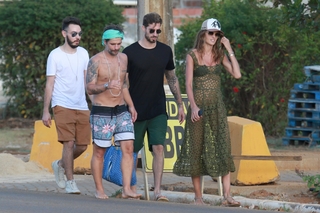 Izabel Goulart feet photo thumbnail