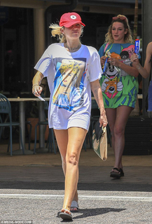 Miley Cyrus feet photo thumbnail