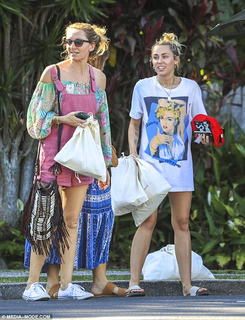Miley Cyrus feet photo thumbnail