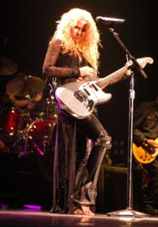 Shakira feet photo thumbnail