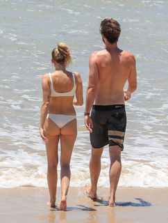Miley Cyrus feet photo thumbnail