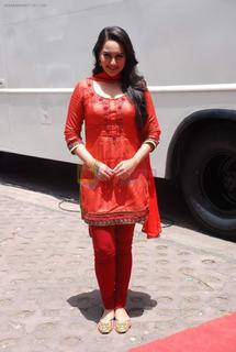 Sonakshi Sinha feet photo thumbnail