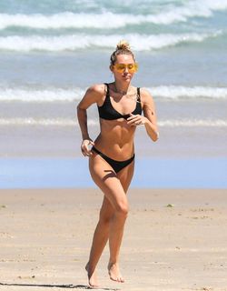 Miley Cyrus feet photo thumbnail
