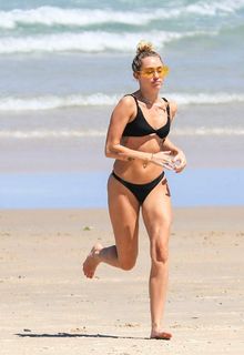 Miley Cyrus feet photo thumbnail
