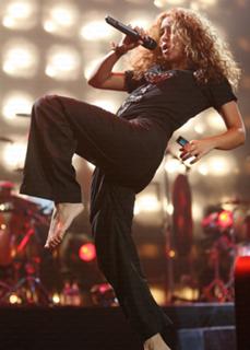 Shakira feet photo thumbnail