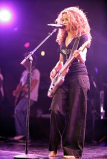 Shakira feet photo thumbnail