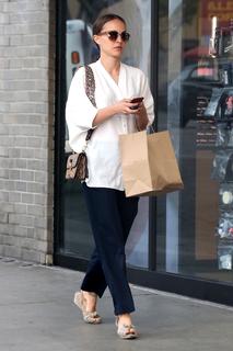 Natalie Portman feet photo thumbnail