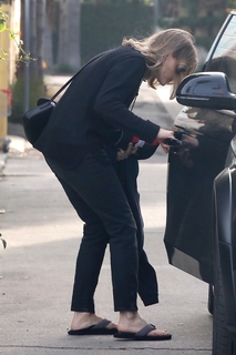 Jodie Foster feet photo thumbnail