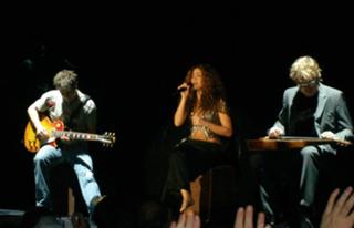 Shakira feet photo thumbnail