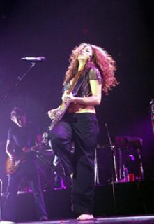 Shakira feet photo thumbnail
