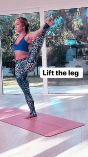 Kino MacGregor feet photo thumbnail