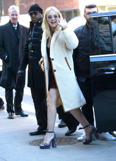 Dakota Fanning feet photo thumbnail