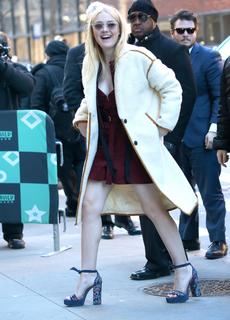 Dakota Fanning feet photo thumbnail