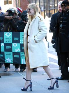 Dakota Fanning feet photo thumbnail