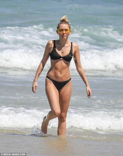 Miley Cyrus feet photo thumbnail