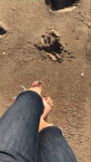 Kendra Wilkinson feet photo thumbnail