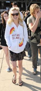 Kirsten Dunst feet photo thumbnail