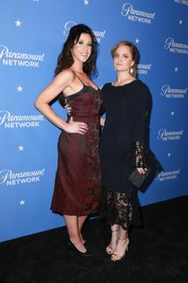 Mena Suvari feet photo thumbnail