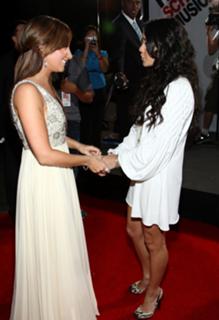 Vanessa Hudgens feet photo thumbnail