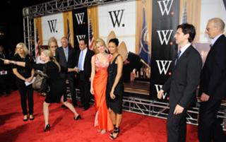 Elizabeth Banks feet photo thumbnail