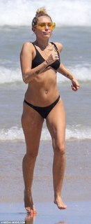 Miley Cyrus feet photo thumbnail