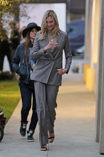Karlie Kloss feet photo thumbnail