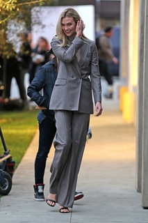 Karlie Kloss feet photo thumbnail