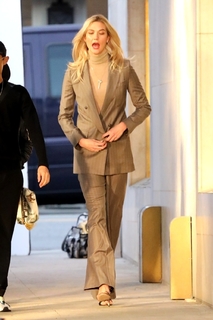 Karlie Kloss feet photo thumbnail