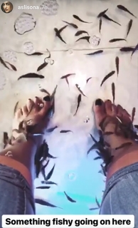 Sonakshi Sinha feet photo thumbnail
