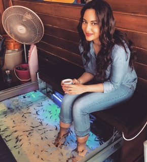 Sonakshi Sinha feet photo thumbnail