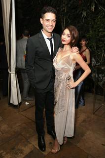 Sarah Hyland feet photo thumbnail