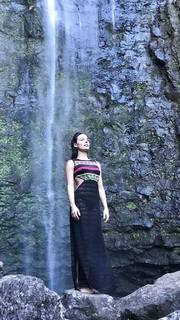 Isis Valverde feet photo thumbnail